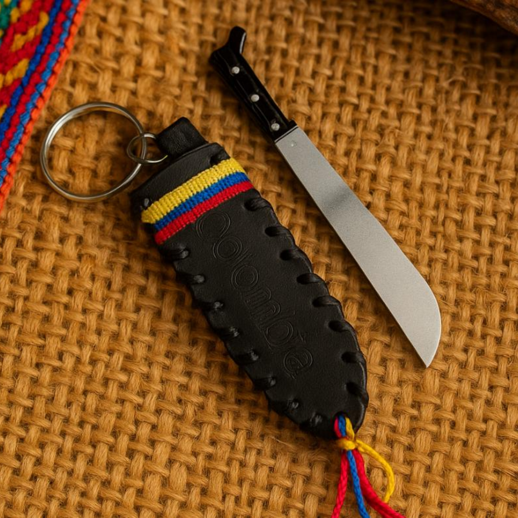 Handmade Colombian Machete Keychain – Leather Mini Sheath with Flag Colors | Cultural Souvenir