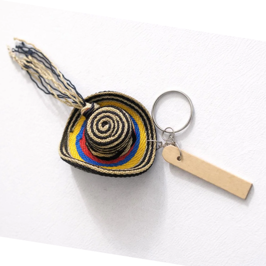 Mini Colombian Vueltiao Hat Keychain – Handmade Woven Souvenir with Flag Colors