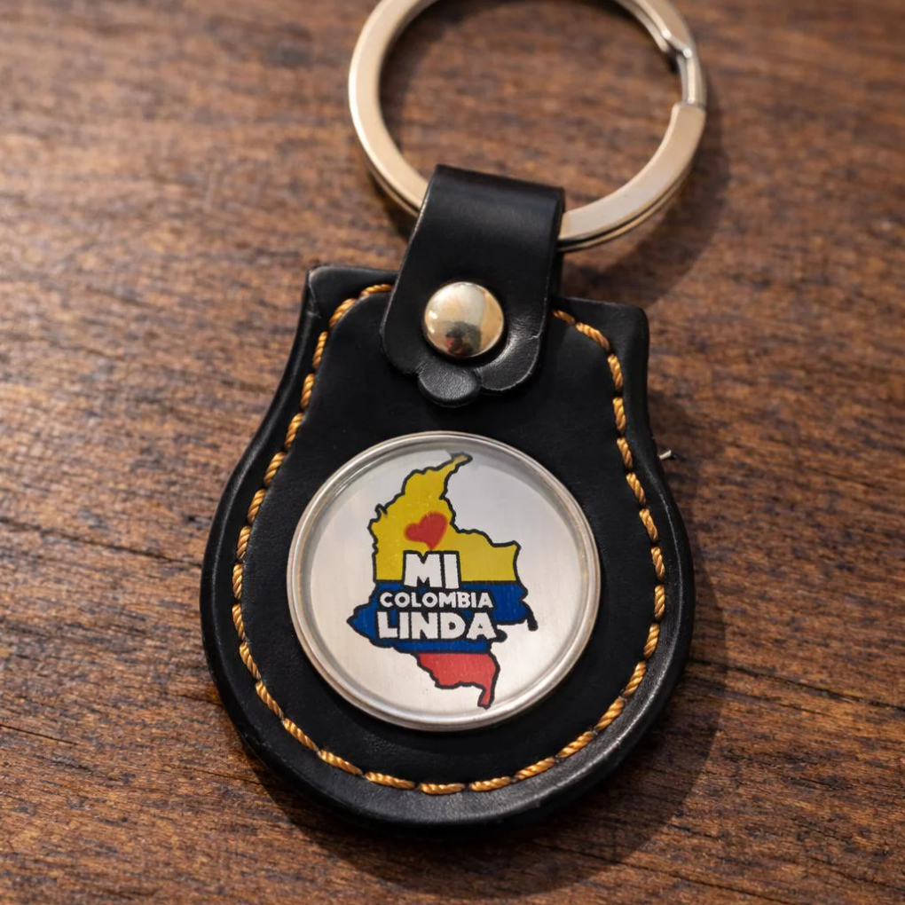 Colombian Keychain “Mi Colombia Linda” – Faux Leather Souvenir with Map and Chiva Design