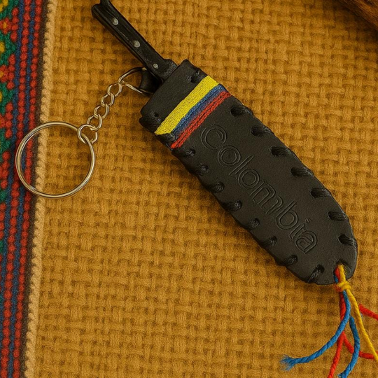 Handmade Colombian Machete Keychain – Leather Mini Sheath with Flag Colors | Cultural Souvenir