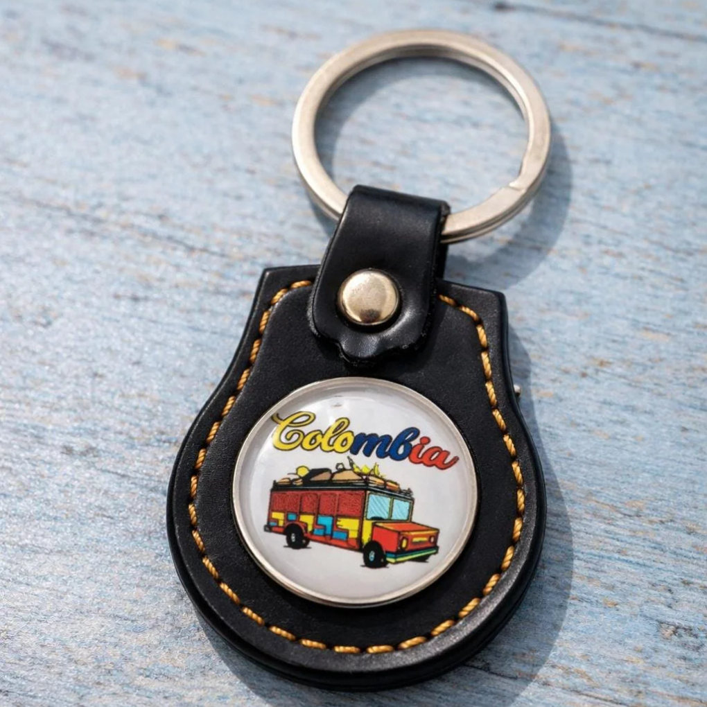 Colombian Keychain “Mi Colombia Linda” – Faux Leather Souvenir with Map and Chiva Design