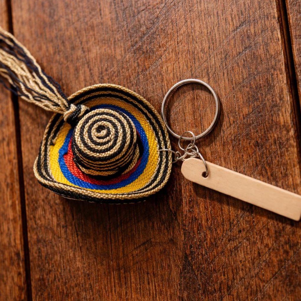 Mini Colombian Vueltiao Hat Keychain – Handmade Woven Souvenir with Flag Colors