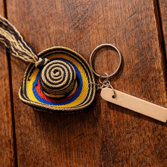 Mini Colombian Vueltiao Hat Keychain – Handmade Woven Souvenir with Flag Colors