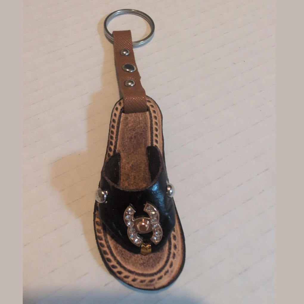 Handmade Leather Sandal Keychain – Beach Vacation Souvenir | Summer Gift | Tropical Keyring | Coastal Travel Accessory