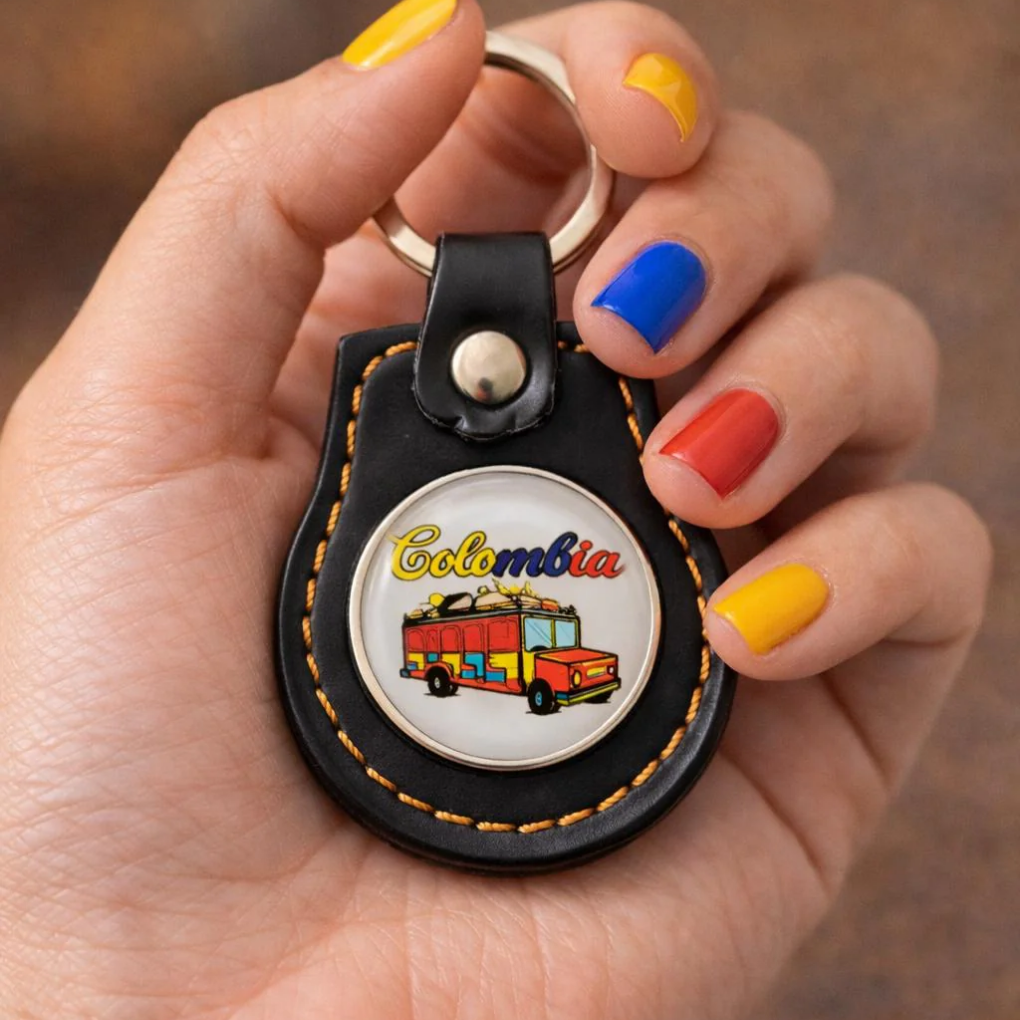 Colombian Keychain “Mi Colombia Linda” – Faux Leather Souvenir with Map and Chiva Design