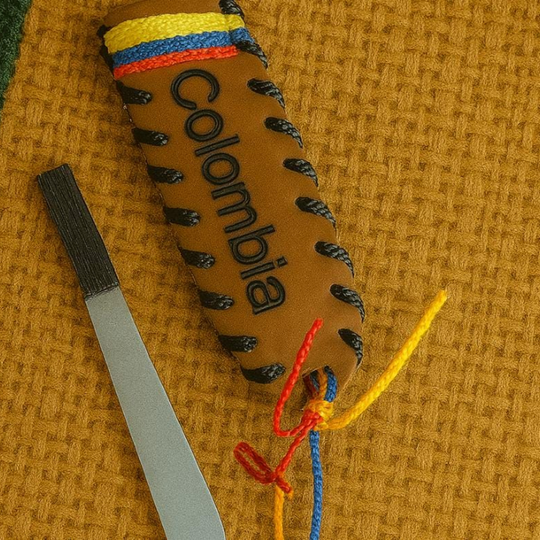 Handmade Colombian Machete Keychain – Leather Mini Sheath with Flag Colors | Cultural Souvenir