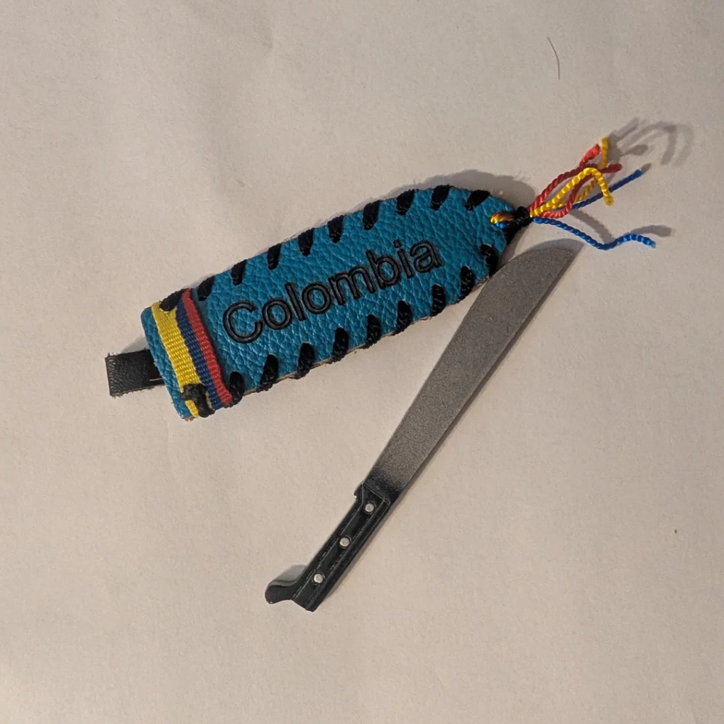 Handmade Colombian Machete Keychain – Leather Mini Sheath with Flag Colors | Cultural Souvenir