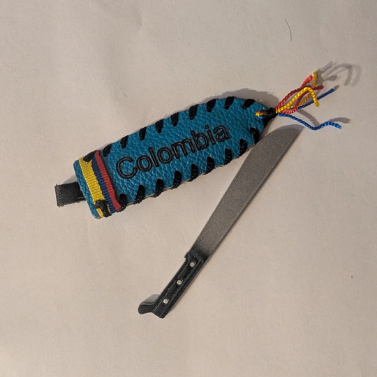Handmade Colombian Machete Keychain – Leather Mini Sheath with Flag Colors | Cultural Souvenir