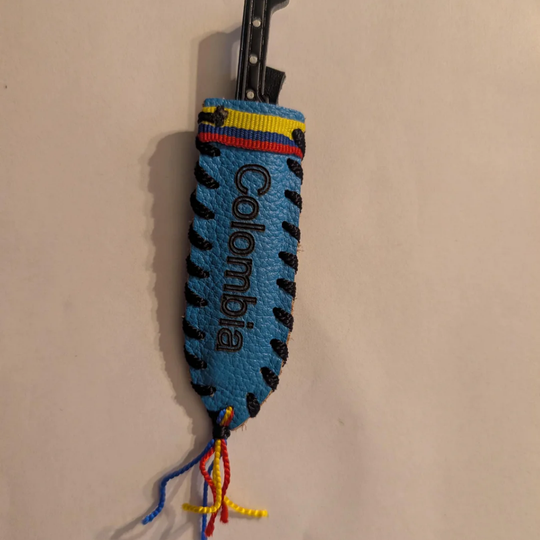 Handmade Colombian Machete Keychain – Leather Mini Sheath with Flag Colors | Cultural Souvenir