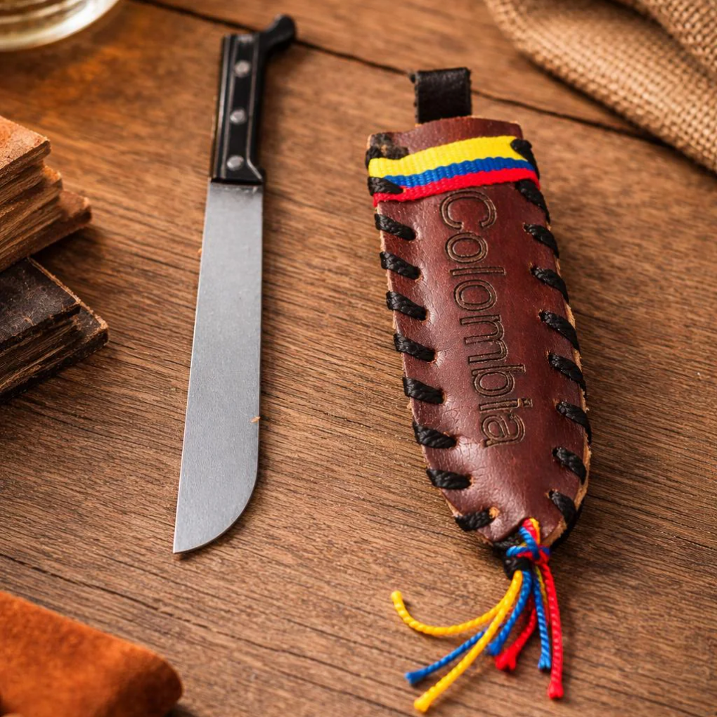 Handmade Colombian Machete Keychain – Leather Mini Sheath with Flag Colors | Cultural Souvenir