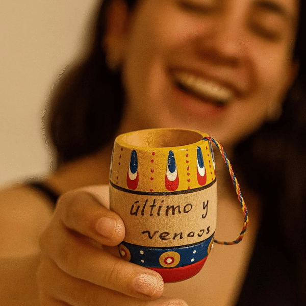 Funny wooden shot glass with Colombian phrase