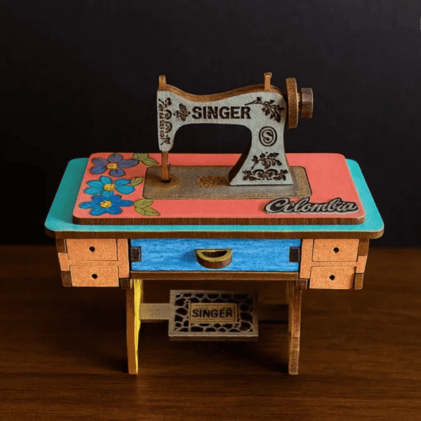 Mini Singer sewing machine in slate gray – Colombian handmade craft.