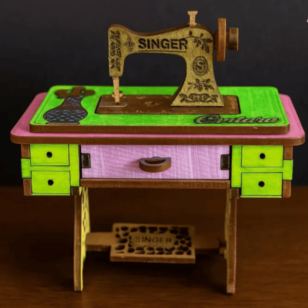 Mini Singer sewing machine in olive green – Colombian handmade craft.