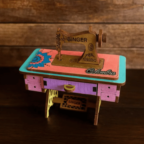 Mini Singer sewing machine in natural wood finish – Colombian handmade craft.